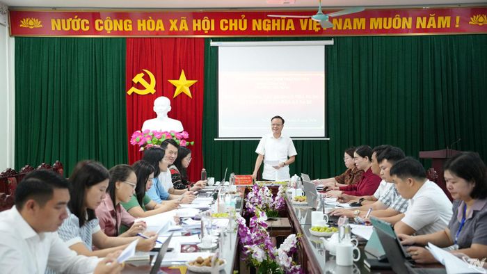 Đoàn công tác làm việc với xã Na Rì.
