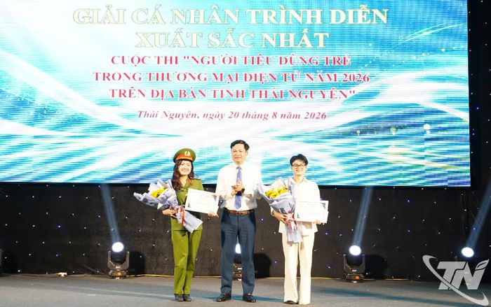 Ban Tổ chức cuộc thi trao giải "Cá nhân trình diễn xuất sắc nhất".