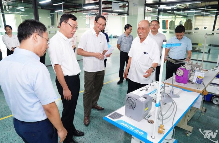 Các đại biểu tham quan sản phẩm công nghệ, đổi mới sáng tạo của Công ty Cổ phần Đầu tư và Thương mại TNG.