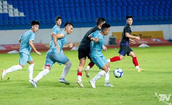 Cầu thủ FC Thái Nguyên áp sát, tranh chấp bóng quyết liệt với đối phương.