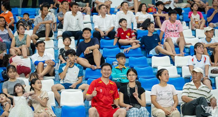 Khán giả cổ vũ cho hai đội.