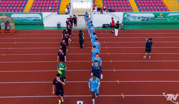 Hai đội FC Thái Nguyên và PVF Công an nhân dân tiến ra sân chuẩn bị cho trận giao hữu chiều 20-8.