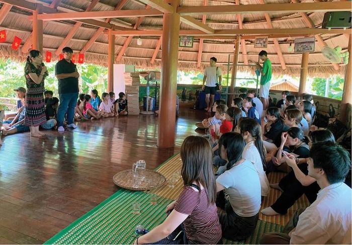  HTX Du lịch cộng đồng thôn Dỗi giới thiệu với du khách về những nét văn hóa của địa phương.