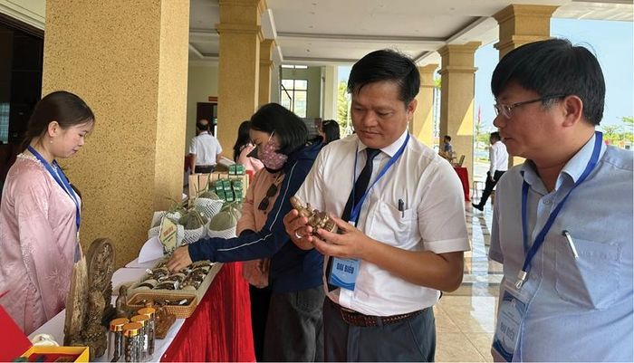  Liên minh HTX tổ chức giới thiệu, trưng bày kết nối tiêu thụ sản phẩm cho các HTX thành viên.