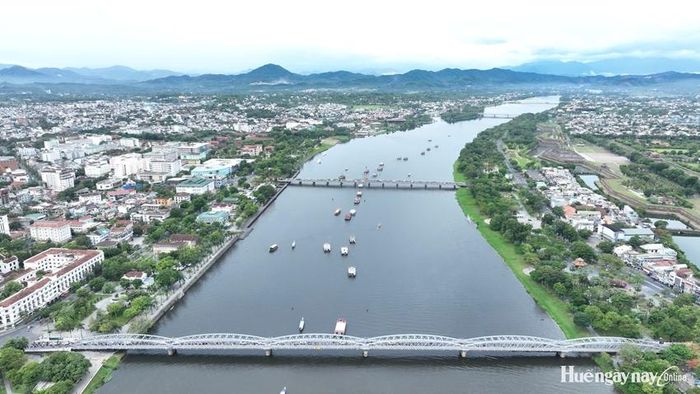  Đoàn thuyền tham gia lễ hội ngang qua nhiều danh thắng dọc đôi bờ sông Hương.