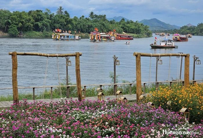  thẳng tiến về điện Huệ Nam.