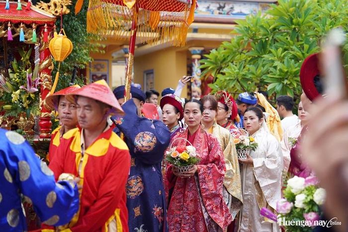  Thanh đồng, đạo hữu cùng tham gia Lễ hội điện Huệ Nam.