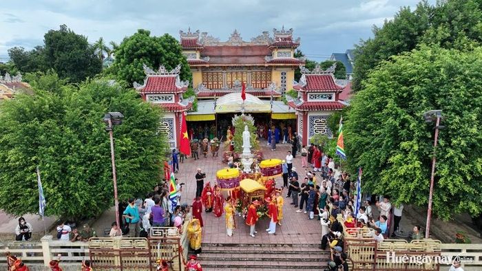  Sau phần nghi lễ ở Thánh đường Thiên Tiên Thánh giáo, đoàn rước xuống thuyền, tiến về điện Huệ Nam ở núi Ngọc Trản. 