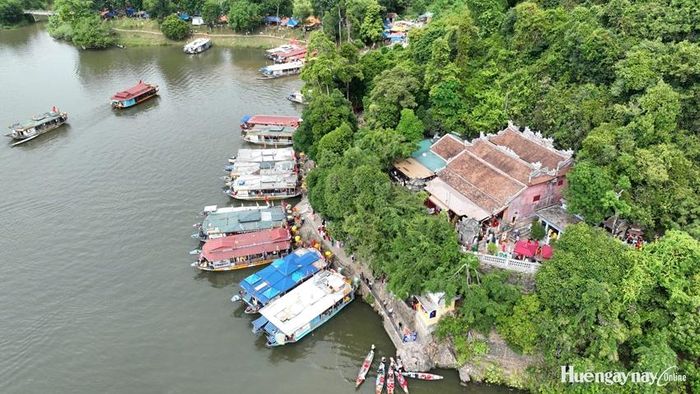  Trong thời gian diễn ra lễ hội, du khách và người dân được miễn phí tham quan điện Huệ Nam.