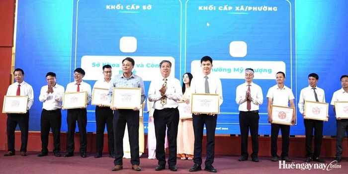 Ban tổ chức trao giải Nhất cho Sở Khoa học và Công nghệ, UBND phường Mỹ Thượng.