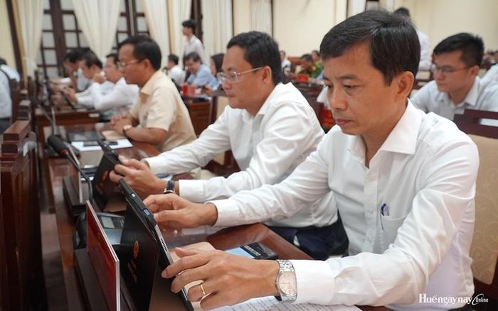 Các đại biểu biểu quyết thông qua Nghị quyết thành lập Sở Văn hóa, Thể thao và Du lịch.