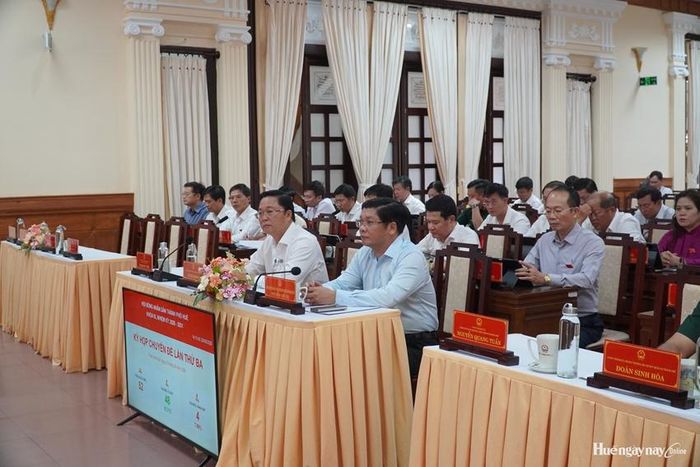  Các đại biểu tham dự kỳ họp.