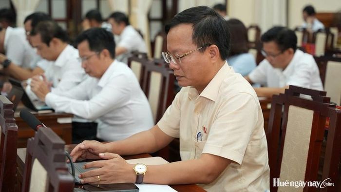 Các đại biểu nghiên cứu tờ trình tại kỳ họp.