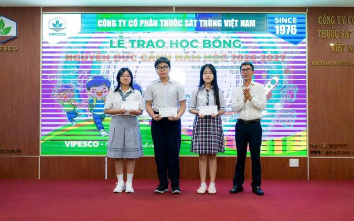 Các em học sinh nhận học bổng Nguyễn Đức Cảnh năm học 2026-2027 do Công đoàn Vipesco trao tặng