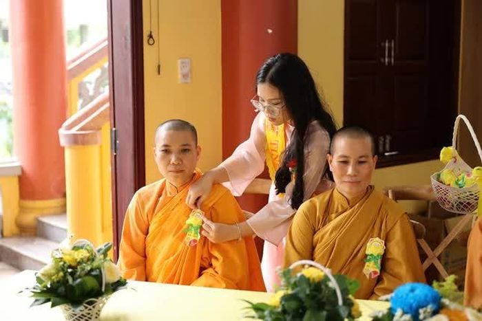 Nghi thức cài hoa hồng Vu lan