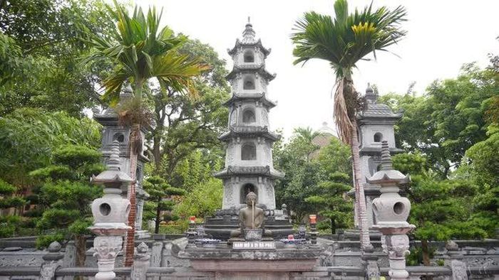 Bảo tháp Đại lão Hòa thượng Thích Phổ Tuệ trong khuôn viên tổ đình Quang Lãng - Viên Minh