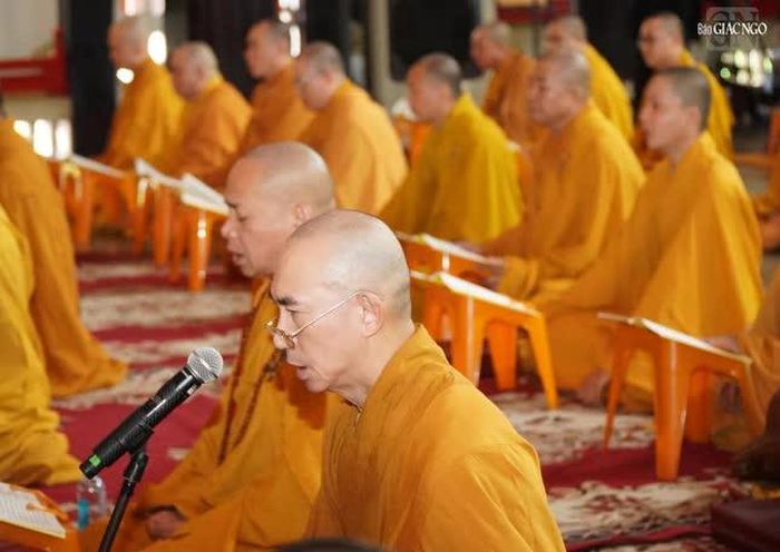 Buổi lễ mở đầu với thời khóa tụng kinh tại chánh điện