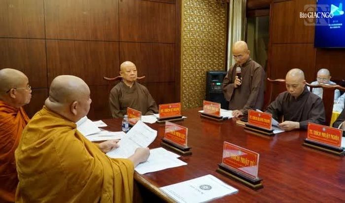 Thượng tọa Thích Thiện Quý phát biểu tại buổi họp
