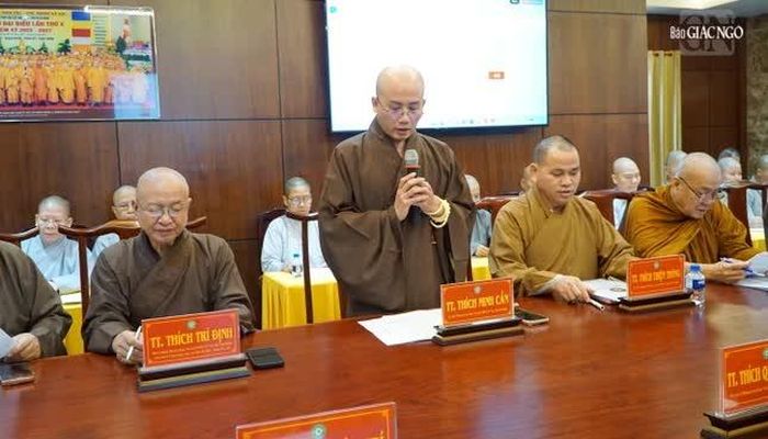Thượng tọa Thích Minh Cần phát biểu tại buổi họp