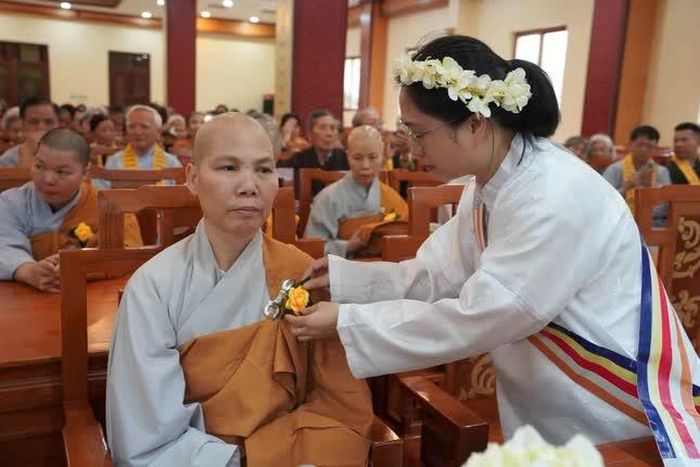 Phật tử thực hiện nghi thức cài bông hồng Vu lan