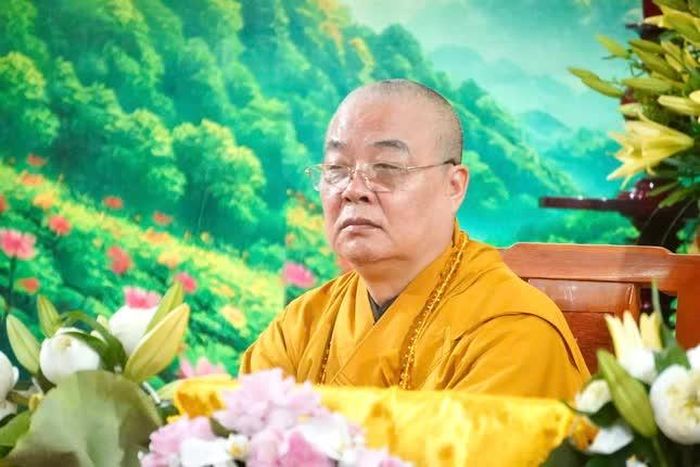Trưởng lão Hòa thượng Thích Thanh Nhiễu ban đạo từ