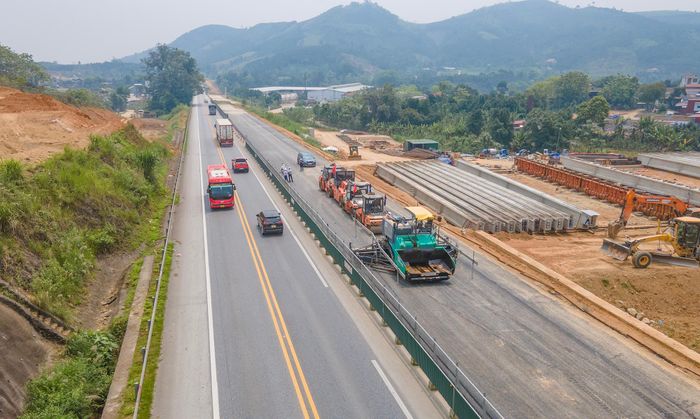 Tổng Công ty Đầu tư phát triển đường cao tốc Việt Nam đang triển khai mở rộng cao tốc Nội Bài - Lào Cai đoạn Yên Bái - Lào Cai lên 4 làn xe. Ảnh: Tạ Hải.