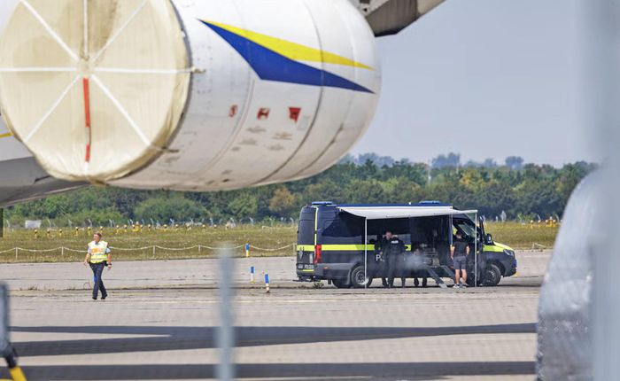 Cảnh sát triển khai lực lượng tại sân bay Leipzig/Halle sau khi phát hiện UAV mang theo chất nổ.