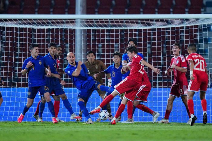 Thái Lan (áo xanh) để thua Singapore trong trận bán kết lượt về AFF Cup 2026. 