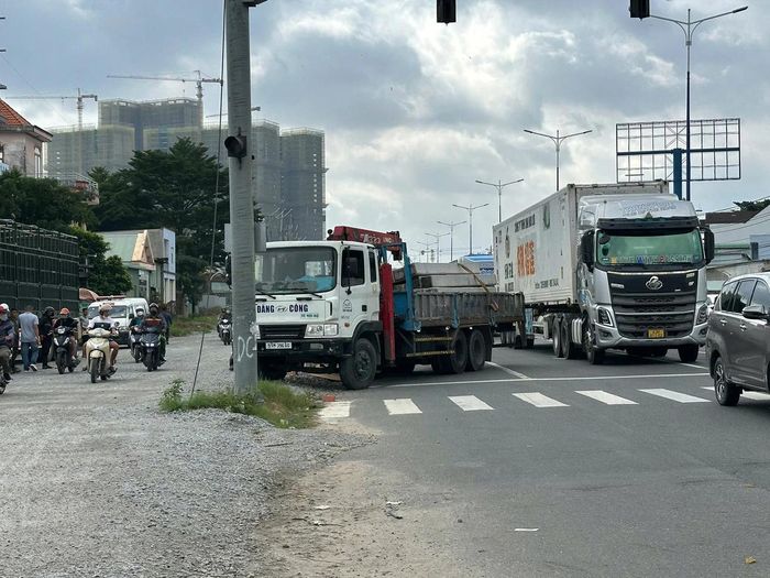 Hiện trường xe tải tông hai xe máy làm ba người thương vong, xảy ra sáng 20/8 gần cầu vượt Vành đai 3, phường Thuận Giao, TP.HCM.