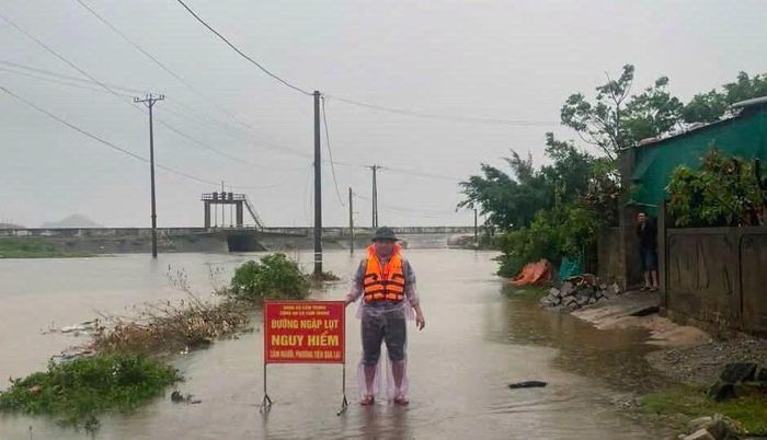 Xã Cẩm Trung (Hà Tĩnh) đã tổ chức đặt biển cảnh báo và cắt cử người ứng trực, hướng dẫn người dân không lưu thông trên các tuyến đường bị ngập.