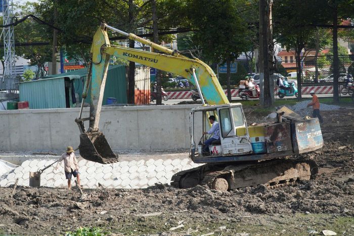 Công nhân đang thi công dự án nạo vét rạch Đá Đỏ.