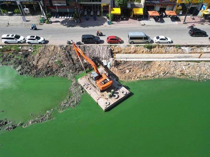 Công đoạn nạo vét bùn đất trong quá trình thi công các dự án hạ tầng tại TP.HCM.