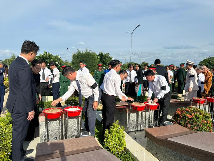 Cán bộ, thân nhân và người dân tỉnh Khánh Hòa tiễn biệt các Anh hùng liệt sĩ về với vòng tay đồng đội.
