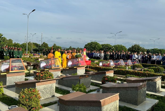 Nghi lễ an táng các Anh hùng liệt sĩ.