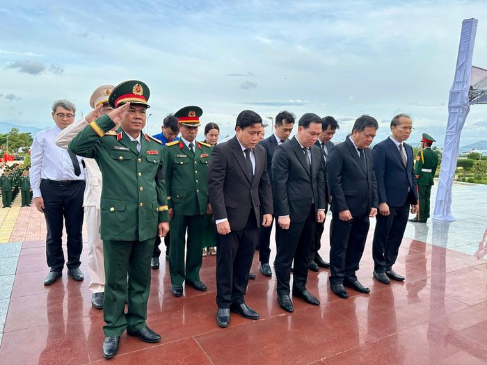 Lãnh đạo Tỉnh ủy, Hội đồng nhân dân, Ủy ban nhân dân, Ủy ban Mặt trận Tổ quốc Việt Nam tỉnh Khánh Hòa dự buổi lễ.