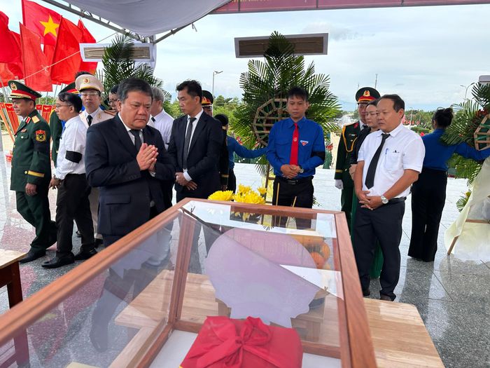 Bí thư Tỉnh ủy Khánh Hòa Khánh Hòa Trần Phong viếng các Anh hùng liệt sĩ.