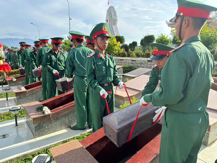 Nghi thức hạ huyệt các Anh hùng Liệt sĩ tại nghĩa trang.