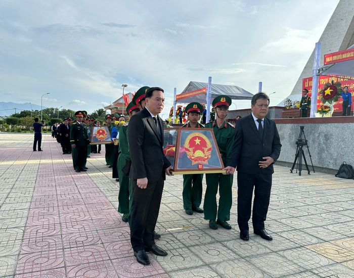 Thực hiện nghi thức viếng các Anh hùng liệt sĩ.