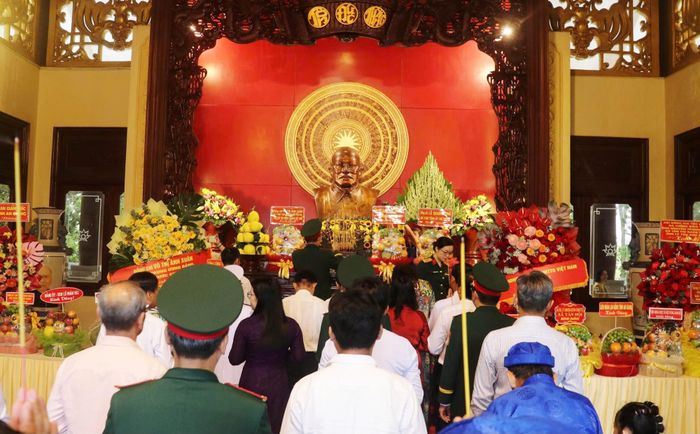 Cán bộ lãnh đạo Tỉnh ủy, HĐND, UBND, Ủy ban MTTQVN tỉnh An Giang dâng hương kỷ niệm 138 năm ngày sinh Chủ tịch Tôn Đức Thắng.