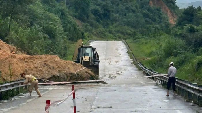 Ngay sau sự cố xảy ra, lực lượng CSGT Công an tỉnh Quảng Ngãi có mặt tại hiện trường căng dây phản quang, đặt biển cảnh báo để người và phương tiện tham gia giao thông trên tuyến nhận biết, lưu thông an toàn.
