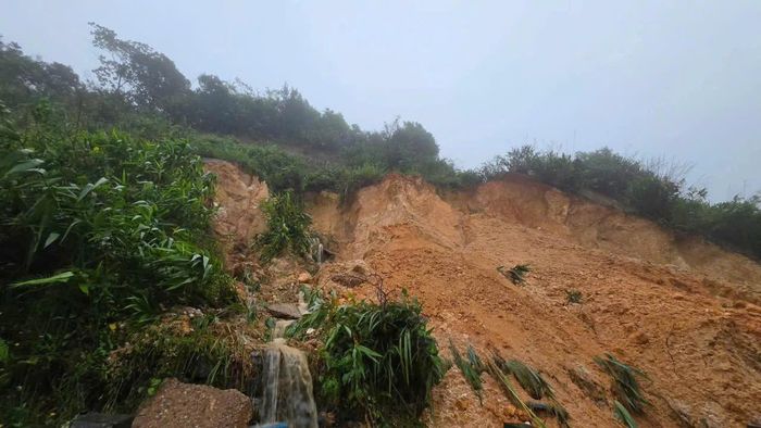 Sở Xây dựng Quảng Ngãi cho biết, đơn vị quản lý đường bộ đang khẩn trương triển khai máy móc hốt sụt, thông tuyến. Đồng thời, các phương tiện được phân luồng lưu thông theo đường đèo Văn Rơi, QL40B. Khi lưu thông qua khu vực cần chú ý, tuân thủ hướng dẫn phân luồng để bảo đảm an toàn.
