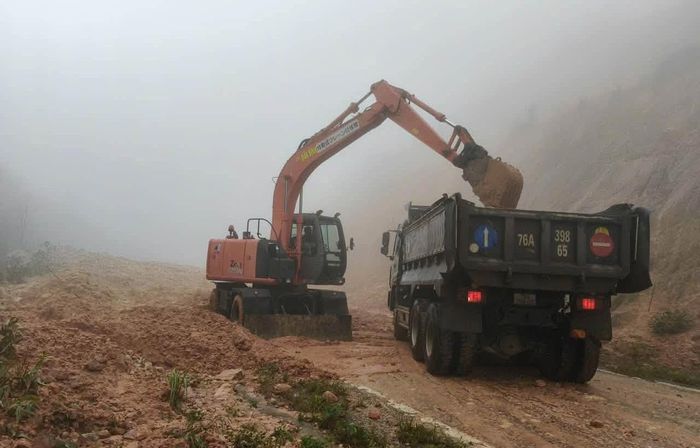 Sở Xây dựng Quảng Ngãi cho biết, công tác khắc phục các vị trí sạt lở nặng đang được triển khai với tinh thần sớm thông đường giữ nhịp giao thông. 