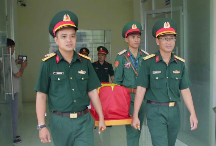 Ban Chỉ đạo 515 TP Cần Thơ cũng vận chuyển 1.019 mẫu sinh phẩm hài cốt liệt sĩ đến Phân Viện pháp y quân đội để giám định ADN.