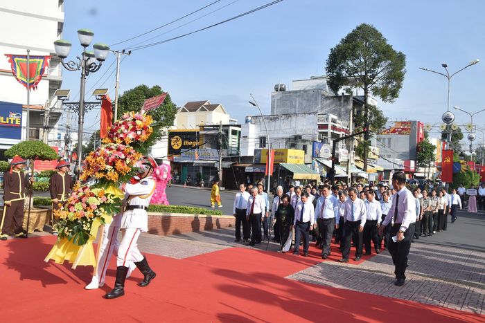 Các đại biểu đến viếng và đặt tràng hoa tại đền thờ Anh hùng dân tộc Trương Định.