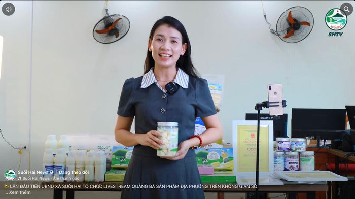 Lần đầu tiên xã Suối Hai tổ chức Livestream quảng bá sản phẩm địa phương.