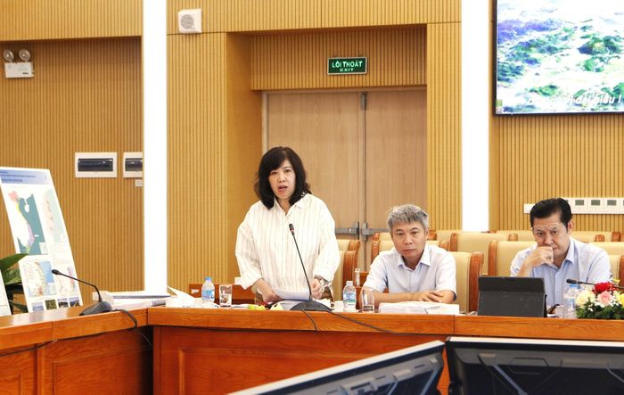 Bà Trần Thu Hằng, Vụ trưởng Vụ Quy hoạch - Kiến trúc đóng góp ý kiến để hoàn thiện quy hoạch chung đô thị Khánh Hòa.
