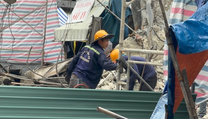 Công nhân thi công tháo dỡ trung tâm thương mại sau vụ cháy.