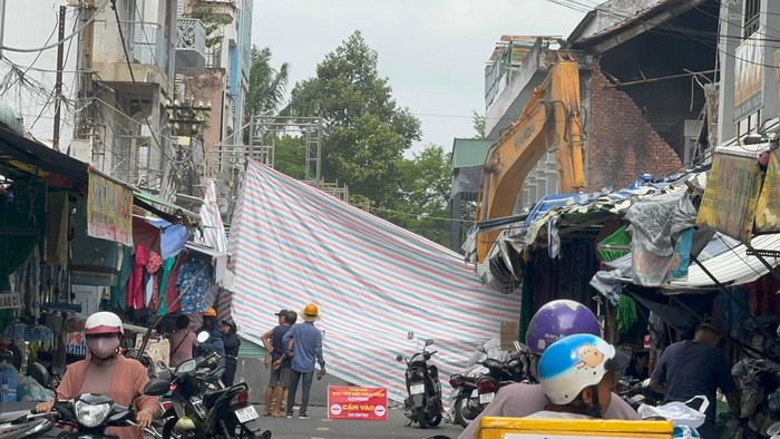 Hoạt động mua bán diễn ra bình thường ngoài hàng rào nhưng thưa khách.
