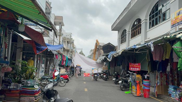 Ở khu vực cánh phải trung tâm thương mại nhiều tiểu thương vừa buôn bán vừa dọn dẹp.