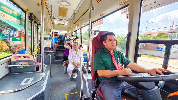 Các phương tiện xe buýt phục vụ người dân được trang bị máy lạnh, Wi-Fi, có ghế ưu tiên cho người khuyết tật.